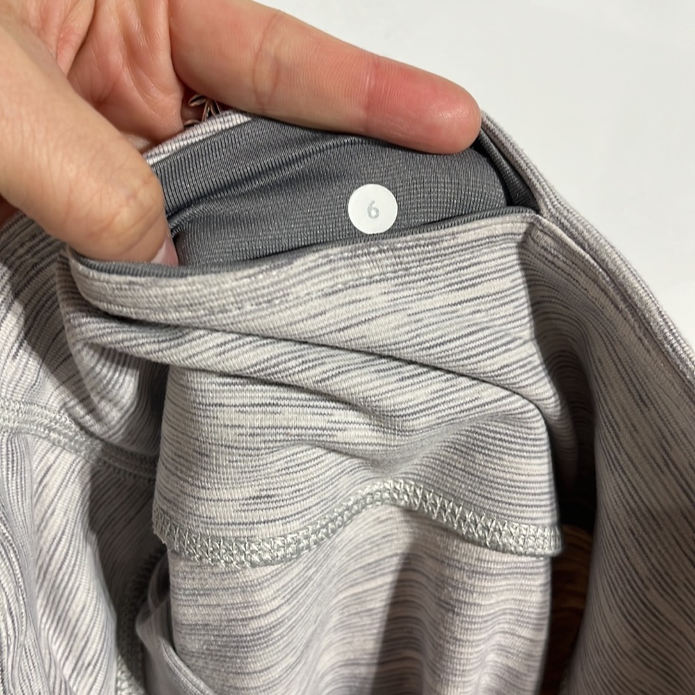Lululemon Heathered Grey Cropped Leggings Size 6 - Picture 6 of 6